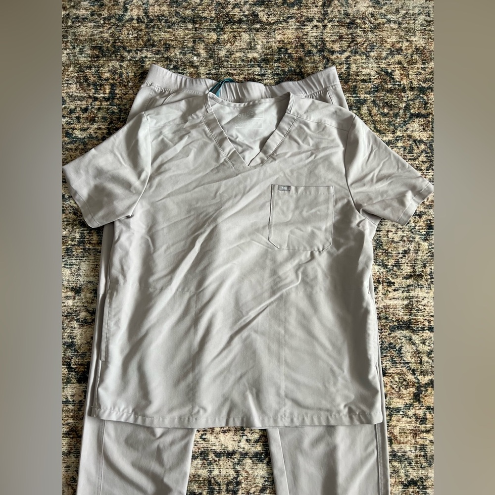 Men’s XXL FIGS slate Axim cargo scrub pants and XXL Chisec 3-pocket top